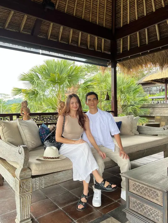 Lewat unggahan beberapa foto di akun Instagram pribadinya, memperlihatkan keduanya dalam gaya kasual tiba di sebuah resort.  [Foto: IG/enzystoria].