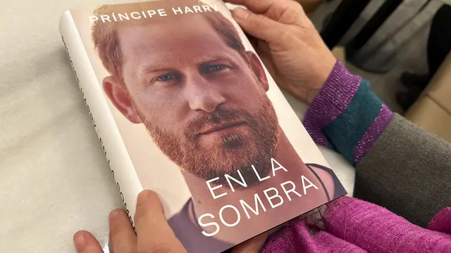 Memoir Pangeran Harry dalam bahasa Spanyol. (AP Photo)