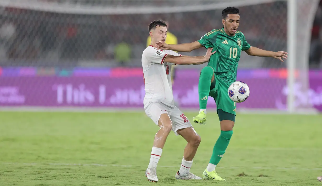 <p>Ivar Jenner berduel dengan pemain Arab Saudi, Musab Aljuwayr, pada laga matchday keenam Grup C putaran ketiga kualifikasi Piala Dunia 2026 zona Asia di SUGBK, Jakarta, Selasa (19/11/2024). Timnas Indonesia menang 2-0. (Bola.com/Muhammad Iqbal Ichsan)</p>