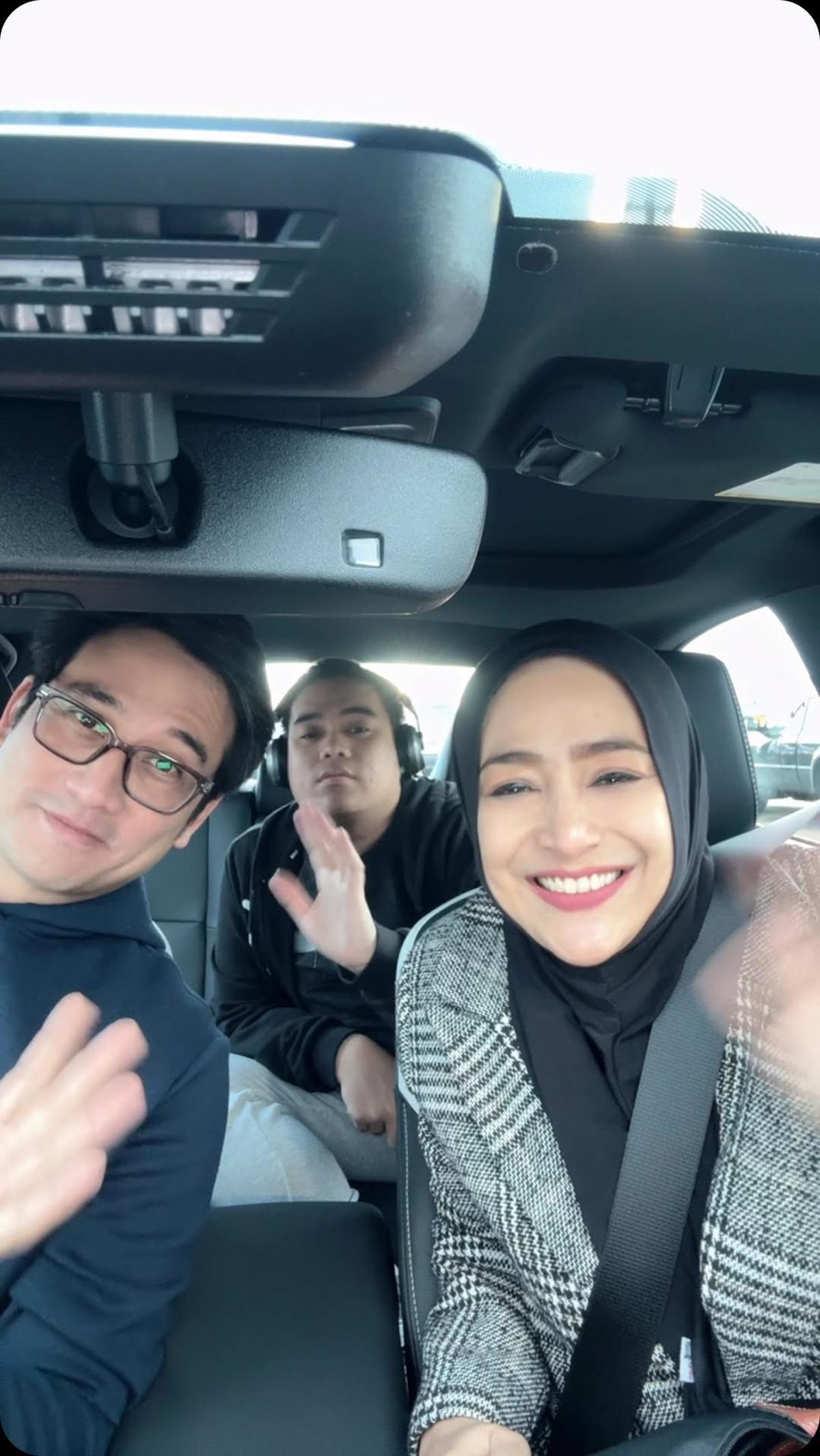 7 Potret Cindy Fatikasari dan Tengku Firmansyah Nikmati Winter di Kanada, Suhu -20 Derajat - Naik Mobil Serasa Naik Bombom Car