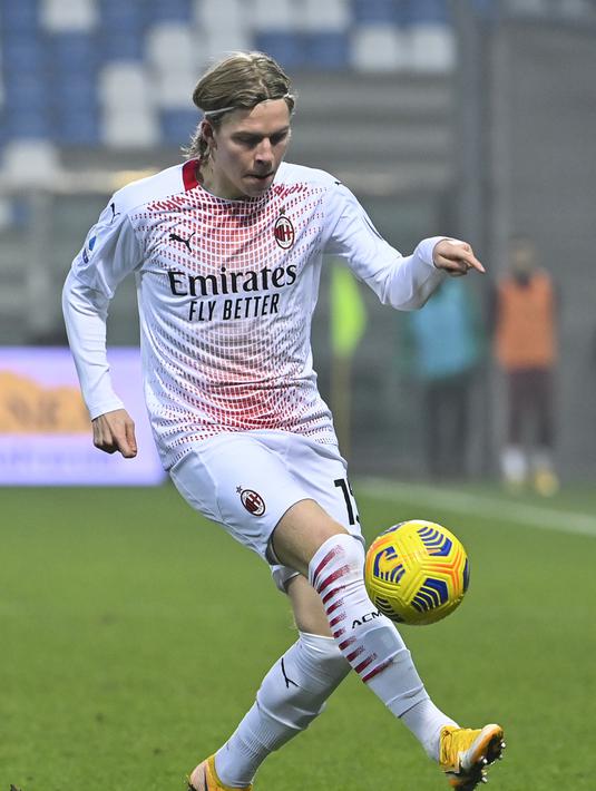 Gelandang AC Milan, Jens Petter Hauge mengontrol bola saat bertanding melawan Sassuolo pada pertandingan lanjutan Liga Serie A Italia di di stadion Mapei (20/12/2020). AC Milan menang atas Sassuolo 2-1. (AFP/Alberto Pizzoli)