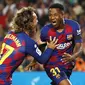 Pemain Barcelona, Ansu Fati, bersama Antoine Griezmann merayakan gol yang dicetak ke gawang Valencia pada laga La Liga di Stadion Camp Nou, Sabtu (14/9). Barcelona menang 5-2 atas Valencia. (AP/Joan Monfort)