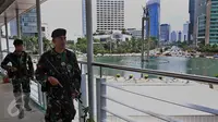 Aparat keamanan berjaga di jembatan penyeberangan orang (JPO) kawasan Bundaran HI, Jakarta, (5/3). Pengamanan dan Sterilisasi dilakukan jelang Konferensi Tingkat Tinggi Luar biasa Organisasi Kelompok Islam (KTT Luar Biasa OKI). (Liputan6.com/JohanTallo)