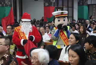 Polisi Berseragam Sinterklas Bagikan Cokelat ke Jemaat Natal di Sukabumi (Fira Syahrin/Liputan6.com)