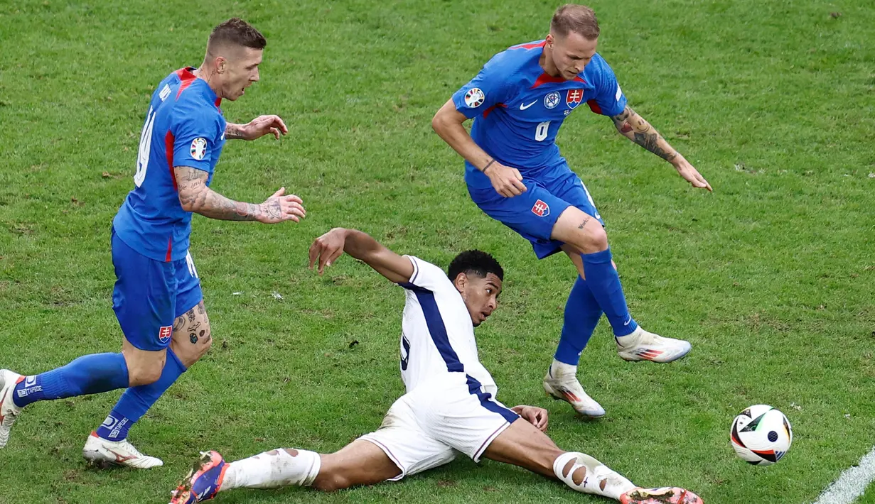 Berhadapan dengan Slovakia, Inggris berhasil menang lewat aksi comeback dengan skor 2-1. (KENZO TRIBOUILLARD/AFP)