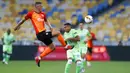 Pemain FC Shakhtar Donetsk, Serhiy Kryvtsov, berebut bola dengan pemain VfL Wolfsburg, Joao Victor, pada laga Liga Europa di Stadion NSK Olimpiyskiy, Kiev, Rabu (5/8/2020). Shakhtar Donetsk menang 3-0 atas Wolfsburg. (AP/Efrem Lukatsky)