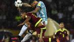 Pemain Argentina, Nicolas Otamendi (kanan) berebut bola dengan pemain Venezuela, Josef Martinez pada kualifikasi Piala Dunia 2018 zona Conmebol di Merida, Venezuela, (7/9/2016) WIB. (AFP/Juan  Barreto)
