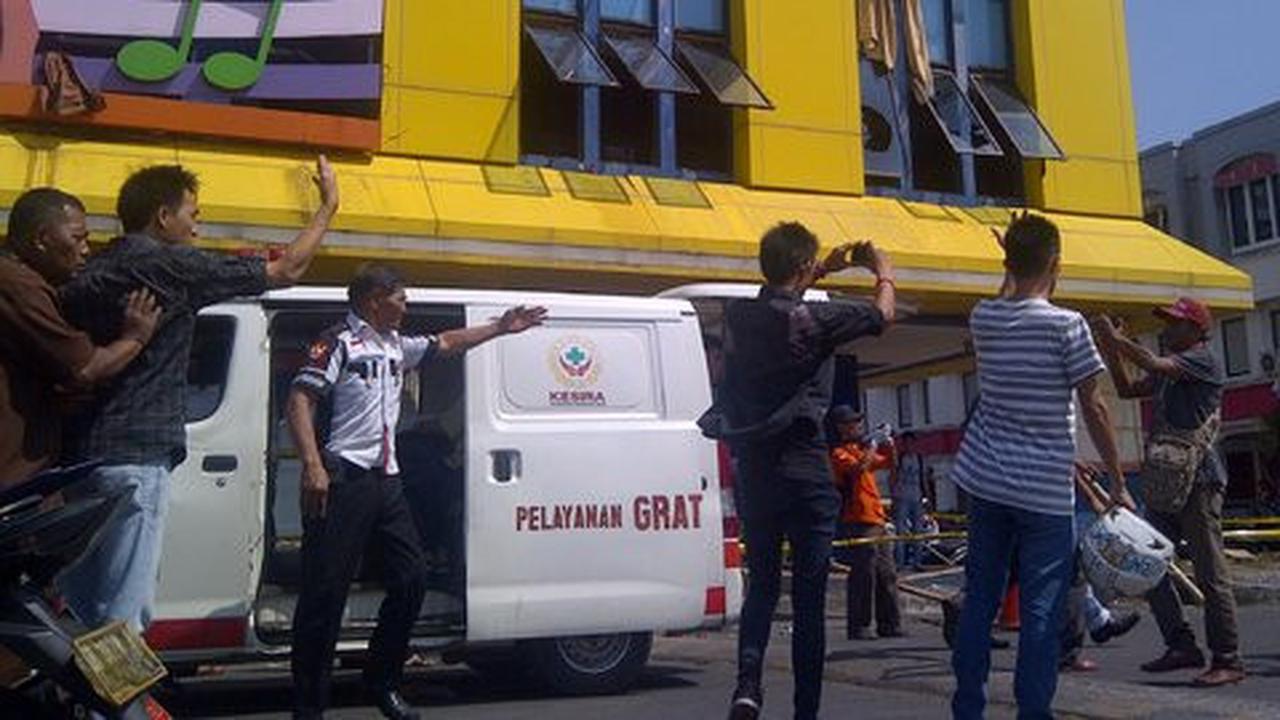 Jenazah suami istri korban kebakaran Inul Vizta dibawa ke TKP