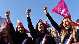 Pendemo berpakaian Marianne saat aksi protes menentang pernikahan sejenis di Paris, Prancis, Minggu (16/10). Marianne adalah simbol yang melambangkan kebebasan dan republik yang pertama muncul pada masa Revolusi Prancis. (AFP/Christophe Archambault)