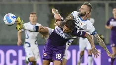 Gelandang Fiorentina, Lucas Torreira (depan) berebut bola dengan gelandang Inter Milan, Marcelo Brozovic pada pekan kelima Liga Italia Serie A 2021/2022 di Artemio Franchi, Rabu (22/9/2021) dini hari WIB. Inter Milan menang 3-1 meski sempat tertinggal lebih dulu. (Alfredo Falcone/LaPresse via AP)