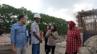 Wali Kota Surabaya Tri Rismaharini melakukan sidak ke kawasan pinggiran saat libur cuti bersama Natal, Selasa (24/12/2019) (Liputan6.com/ Dian Kurniawan)