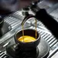 Memanfaatkan ampas kopi yang terbuang, Julian Lechner mengkreasinya menjadi cangkir kopi unik yang beraroma khas. Foto : Odditycentral