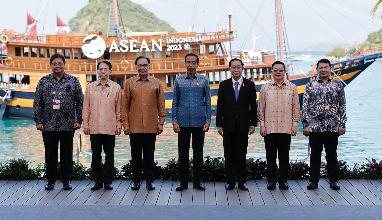 Para pemimpin negara ASEAN tampak mengenakan baju tenun songke Manggarai. (Willy Kurniawan/Pool Photo via AP)