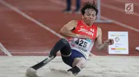 Atlet para atletik asal Jepang, Daisuke Fujishima saat mendarat pada lomba lompat jauh T44, T62/T64 putra Asian Para Games 2018 di Stadion Utama Gelora Bung Karno, Jakarta, Jumat (12/10). (Liputan6.com/Helmi Fithriansyah)