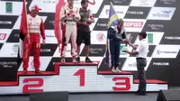 Menpora Zainudin Amali menyerahkan trofi F1 Powerboat Danau Toba 2023 kepada juara ketiga, Eril Stark asal tim Victory.