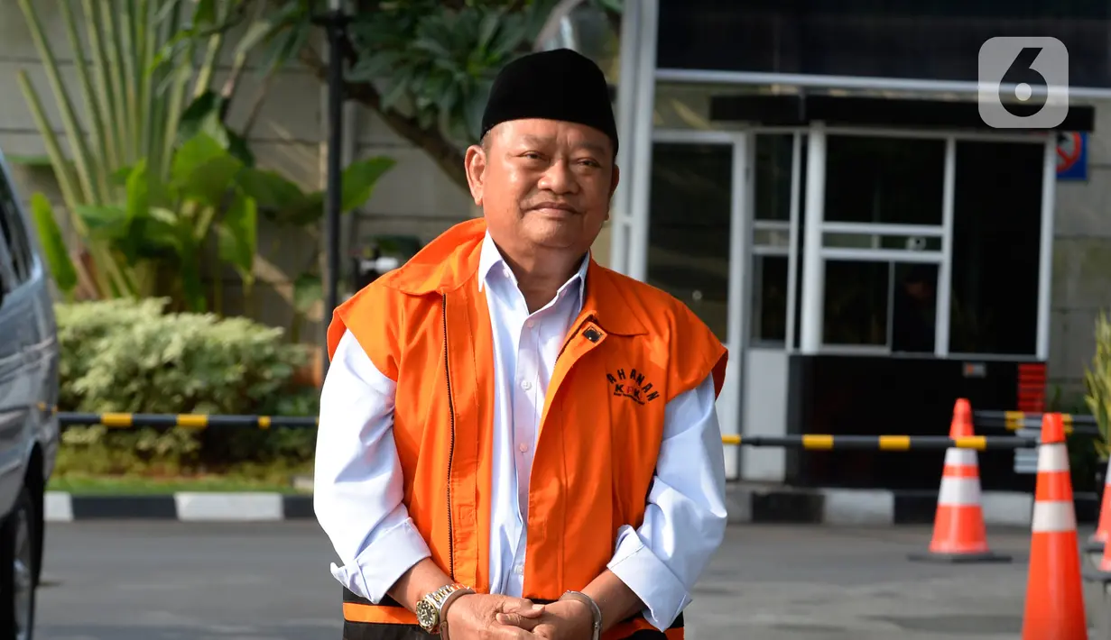 Bupati Sidoarjo Saiful Ilah saat akan menjalani pemeriksaan perdana pascaterjaring OTT di Gedung KPK, Jakarta, Jumat (17/1/2020). Saiful diperiksa sebagai tersangka terkait dugaan menerima suap dalam proyek infrastruktur di Dinas PUPR Kabupaten Sidoarjo. (merdeka.com/Dwi Narwoko)