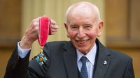Legenda balap asal Inggris, John Surtees, meninggal dunia di Rumah Sakit St George, London, Inggris, Jumat (10/3/2017). (Bola.com/Twitter/BBCSport)