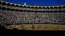 Para matador berjalan melakukan 'paseillo' atau ritual masuk ke arena sebelum adu banteng di arena adu banteng Las Ventas, Madrid, Spanyol, Minggu (4/7/2021). Adu banteng ini berlangsung di tengah pandemi virus corona COVID-19. (AP Photo/Manu Fernandez)