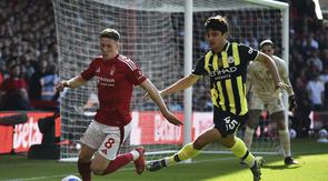 Elliot Anderson dari Nottingham Forest, kiri, menggiring bola sambil dihadang oleh Abdukodir Khusanov dari Manchester City dalam pertandingan Liga Inggris antara Nottingham Forest dan Manchester City di Stadion City Ground, Nottingham, Inggris, Sabtu, 8 Maret 2025. (Foto AP/Rui Vieira)