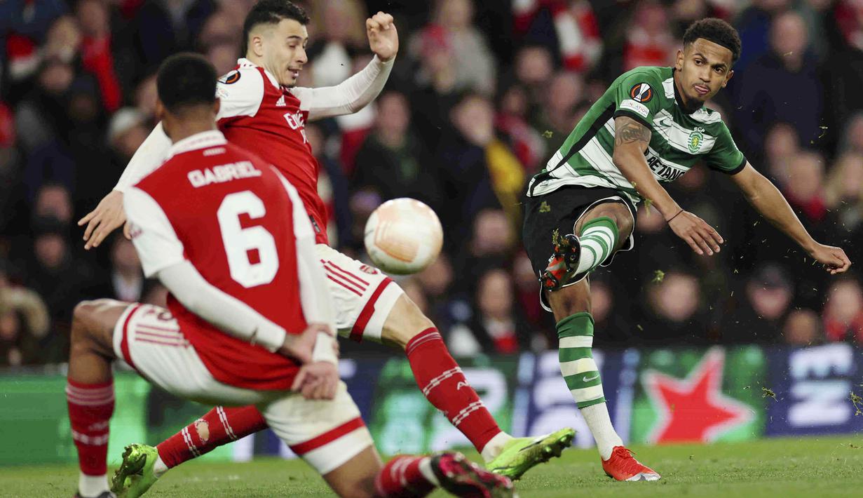 Pemain Sporting CP, Marcus Edwards, melepaskan tendangan saat melawan Arsenal pada leg kedua babak 16 besar Liga Europa di Stadion Emirates, Jumat (17/3/2023). (AP Photo/Ian Walton)