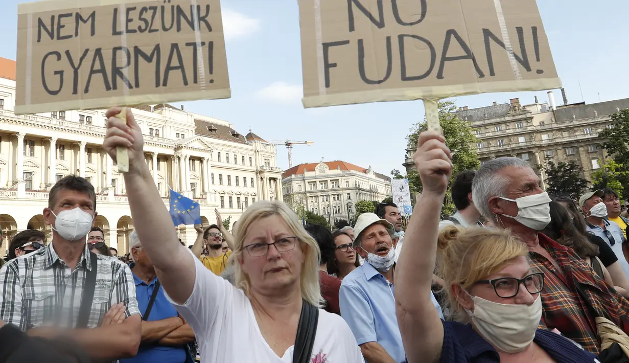 Para pengunjuk rasa berkumpul di pusat kota Budapest, Hongaria (5/6/2021). Ribuan orang di Hungaria mekakukan aksi protes menentang rencana pembangunan Universitas China di Budapest. (AP Photo/Laszlo Balogh)
