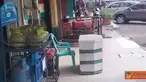 Citizen6, Jakarta: Trotoar jadi tempat memajang barang dagangan.