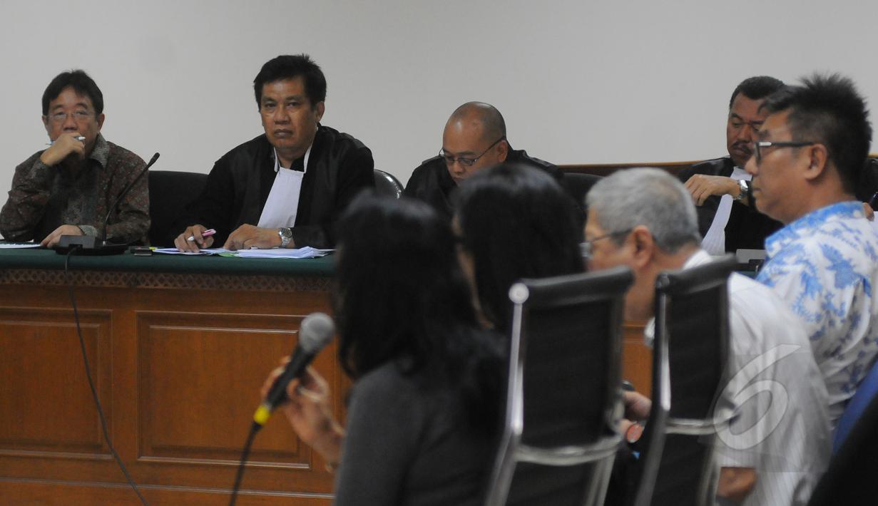Terdakwa Presiden Direktur PT Sentul City, Kwee Cahyadi Kumala (KCK) alias Swie Teng menyimak keterangan saksi saat sidang lanjutan di Pengadilan Tipikor, Jakarta, Senin (30/3/2015). (Liputan6.com/Herman Zakharia)