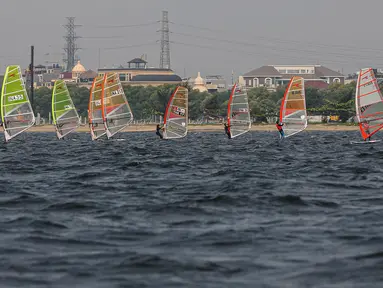 Sejumlah atlet layar beradu kecepatan saat mengikuti pertandingan Jakarta International Sailing Championship 2024 di area Symphony of The Sea, Ancol, Jumat (26/7/2024). (Liputan6.com/Angga Yuniar)