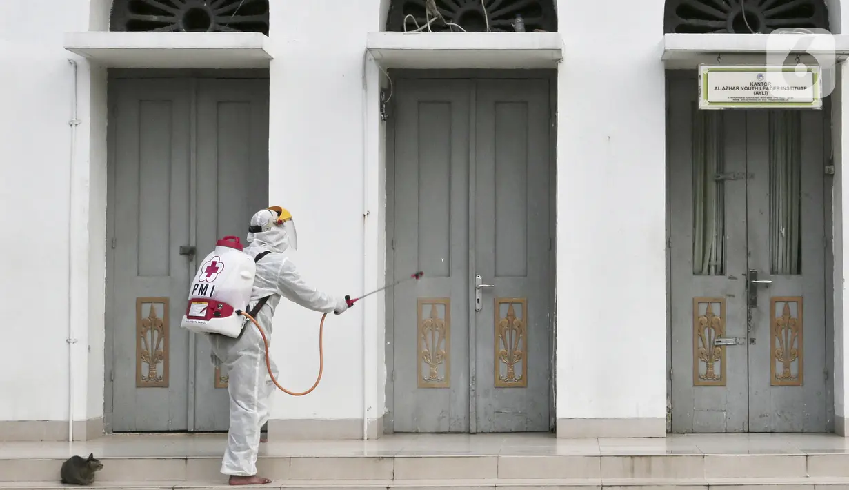 Petugas PMI menyemprotkan cairan disinfektan di Masjid Agung Al Azhar, Jakarta, Rabu (3/6/2020). Penyemprotan tersebut untuk mencegah penyebaran virus corona COVID-19 di rumah ibadah jika nantinya kembali dibuka untuk umum saat pemberlakuan new normal. (Liputan6.com/Johan Tallo)