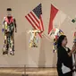 Karya seni dua bendera Indonesia dan AS dalam sebuah keluarga di Museum MACAN, Kebon Jeruk, Jakarta, Kamis (14/2). Pameran bertajuk Masa Lalu Belumlah Berlalu menghadirkan 70 karya seni yang diciptakan sejak tahun 1980. (Liputan6.com/Fery Pradolo)