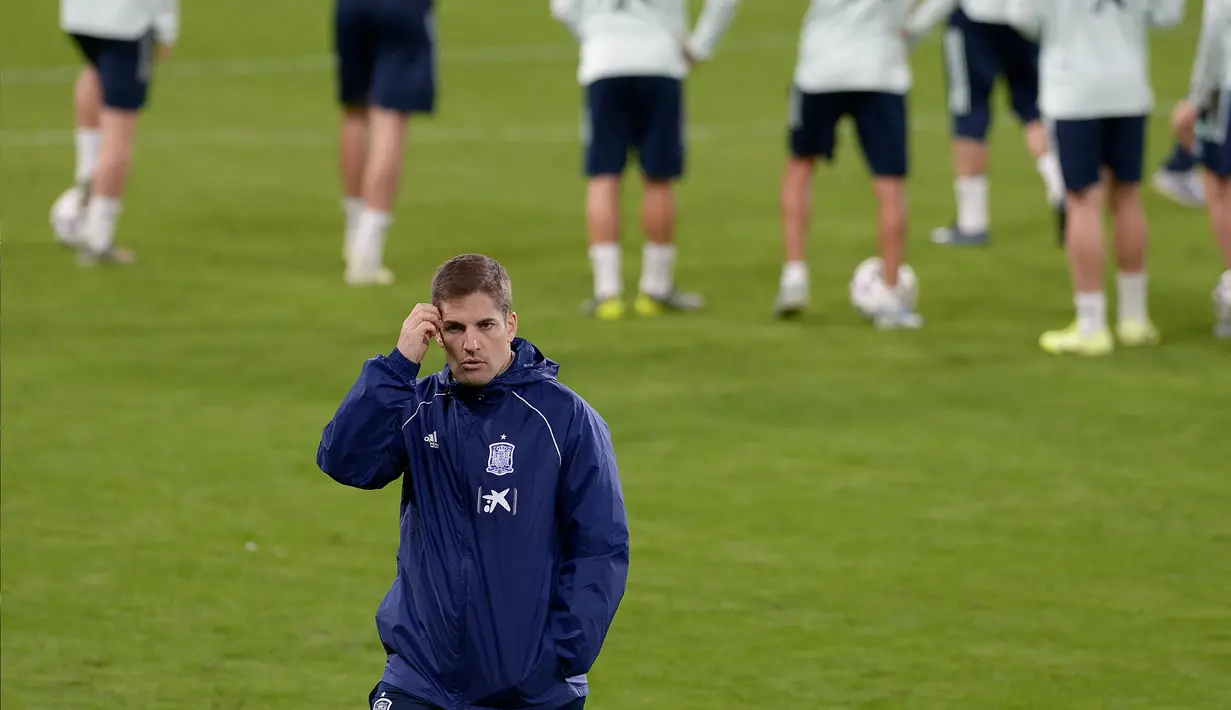 Pelatih Spanyol,  Robert Moreno menghadiri sesi latihan tim di stadion Ramon de Carranza di Cadiz (14/11/2019). Spanyol akan bertanding melawan Malta pada Grup F Kualifikasi Piala Eropa 2020. (AFP Photo/Cristina Quicler)