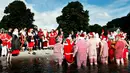Sinterklas dari seluruh dunia berkumpul pada hari kedua Konvensi Musim Panas Sinterklas ke-59 di Kopenhagen, Denmark, 19 Juli 2016. Mereka memulai hari dengan berenang di pantai Bellevue. (Mathias Loevgreen Bojesen/Scanpix Denmark/AFP)