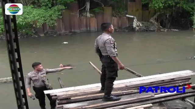 Rawan transaksi narkoba, Polrestabes Medan menggerebek Kampung Kubur di Medan Petisah. Tiga orang berupaya kabur dengan menceburkan diri ke sungai.