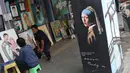 Pelukis beraktivitas di trotoar jalan Pintu Besar Selatan Kawasan Kota Tua Jakarta, Rabu (23/1). Sejak diluncurkan Oktober tahun lalu, Street Gallery Art diharapkan bisa meningkatkan jumlah wisatawan ke Kota Tua Jakarta. (Liputan6.com/Helmi Fithriansyah)