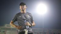 Pelatih Timnas Indonesia, Shin Tae-yong saat melakukan latihan terbuka di Stadion PTIK, Jakarta, Senin (20/03/2023). (Bola.com/Bagaskara Lazuardi)