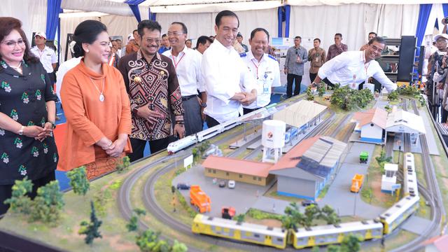 20151125- Jokowi Tinjau Proyek Kereta Api di Sulsel- Biro Pers Presiden