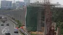 Kendaraan melintas di samping proyek Light Rail Transit (LRT), Jakarta Timur, Rabu (22/3). Mega proyek senilai Rp 22,5 triliun tersebut ditargetkan selesai dan siap beroperasi pada Mei 2019. (Liputan6.com/Immanuel Antonius)