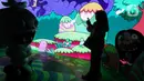 Ada tujuh ruang Art Experience yang menawarkan karya seni berupa karakter hantu-hantu yang menjadi maskot Ghostival 2023 yaitu Ocong (karakter pocong), Uwo (karakter genderuwo), dan Uti (karakter kuntilanak). (Liputan6.com/Herman Zakharia)