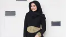 Memakai dress dan hijab berwarna hitam seperti yang dilakukan Sonya ini sangat lah cocok dipakai untuk menghadiri acara formal. Tak berkesan berlebihan, namun Sonya terlihat elegan dan mewah. (Instagram/Sonyafatmala)