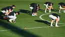 Para pemain Atletico Madrid melakukan pemanasan saat mengikuti latihan tim di Majadahonda, pinggiran Madrid, Spanyol, Senin (26/10/2020). Atletico Madrid akan bertanding melawan Salzburg pada grup A Liga Champions. (AFP/Gabriel Bouys)