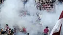 Penggemar Torino yang ditelan oleh asap setelah flare dilemparkan ke kerumunan selama derby Turin. (Dailymail)