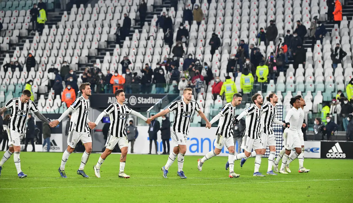 Para pemain Juventus merayakan kemenangan dengan para suporter usai pertandingan melawan Udinese pada lanjutan Liga Serie A Italia di Allianz Stadium di Turin, Minggu (16/1/2022). Juventus menang atas Udinese 2-2. (AFP/ Isabella Bonotto)