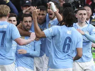 Manchester City sukses melangkah ke babak final Piala FA 2023/2024 setelah menyingkirkan Chelsea di semifinal dengan skor tipis 1-0 pada laga yang digelar di Wembley Stadium, London, Sabtu (20/4/2024) malam WIB. The Citizens harus menunggu hingga menit ke-84 untuk menggetarkan jala gawang The Blues melalui aksi Bernardo Silva. (AP Photo/Ian Walton)