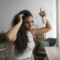 Rambut kering sering kali terasa kusam, mudah patah, dan kehilangan aroma segarnya di tengah aktivitas padat. Salah satu solusi praktis dan elegan yang kini banyak digemari adalah hair mist atau hair perfume. (foto/dok: freepik)