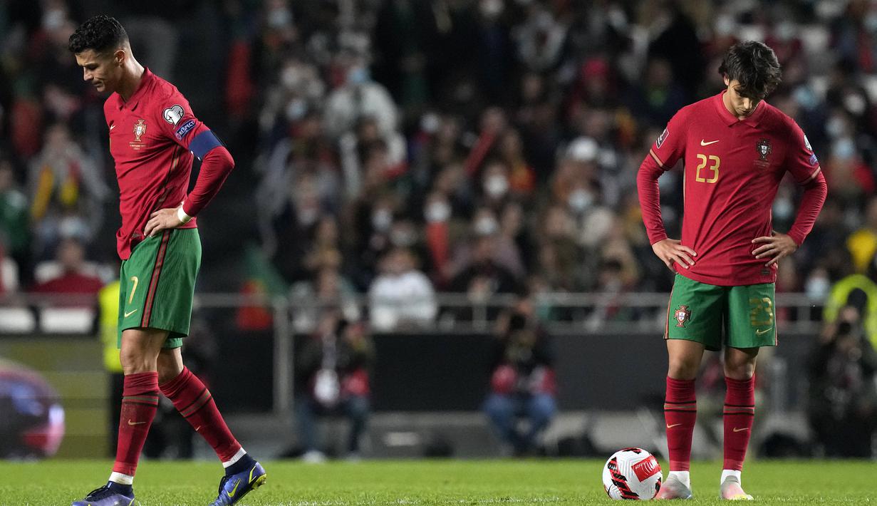 Usai kebobolan gol kedua di menit akhir babak kedua, Cristiano Ronaldo pun seolah tak percaya dan hanya bisa tertunduk melampiaskan kekecewaannya. (AP/Armando Franca)