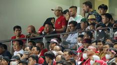 Pelatih Persib Bandung, Luis Milla menyempatkan waktunya untuk menyaksikan pertandingan Timnas Indonesia melawan Curacao dari tribune VVIP Stadion Gelora Bandung Lautan Api, Sabtu (24/9/2022). (Bola.com/Bagaskara Lazuardi)