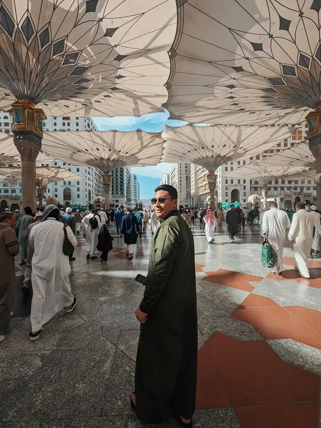 7 Potret Darma Mangkuluhur Umrah Bareng Sang Ayah Tommy Soeharto, Tampil Gagah