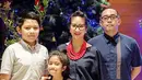 Novita Angie beserta suami dan kedua anaknya pun tak mau kalah. Di momen berharga ini, Angie dan keluarga yang berfoto di depan pohon Natal memancarkan senyuman bahagia. (Instagram/novitaangie)