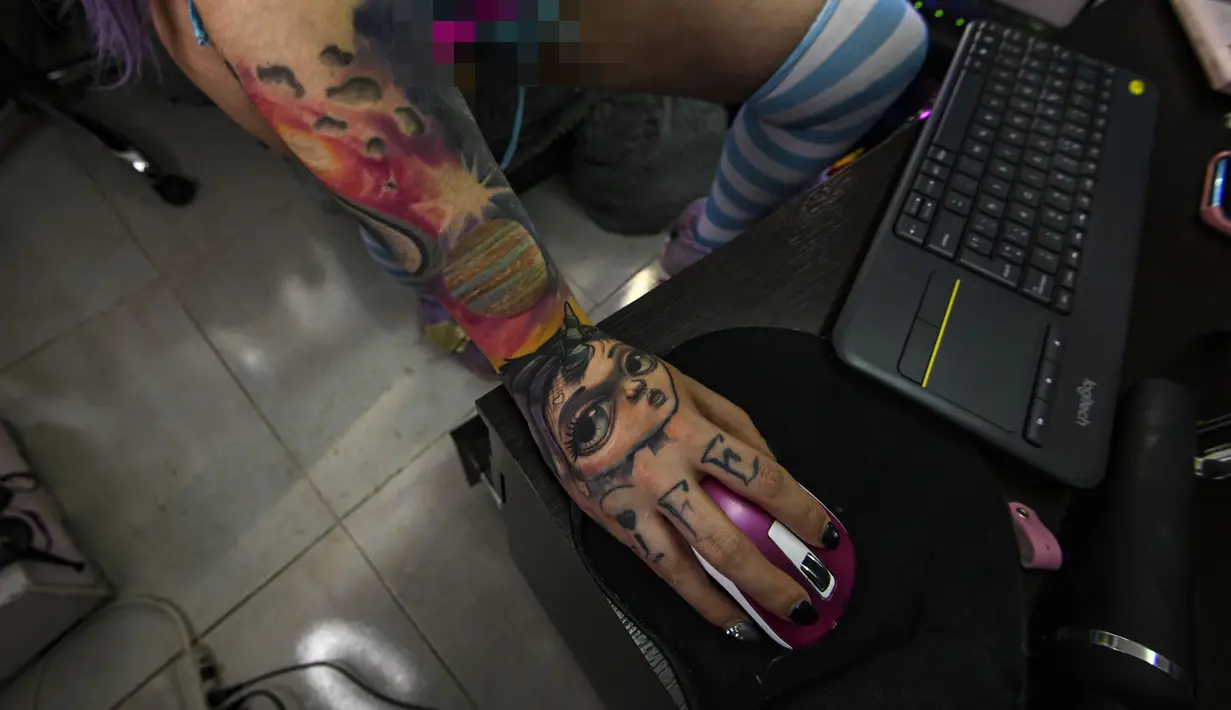 Model Angela Cianuro tampil dalam sesi webcam di apartemennya di Bogota, Kolombia, Minggu (12/4/2020). Sebelum karantina akibat virus corona COVID-19 diberlakukan di Kolombia, Angela Cianuro bisa menampilkan pertunjukan erotis virtual selama enam sampai tujuh jam sehari. (Juan BARRETO/AFP)