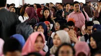 Peserta mengantre untuk pendaftaran ulang ujian CPNS Kementerian Kelautan dan Perikanan (KKP) di Jakarta, Minggu (8/10). Pembukaan lowongan CPNS ini dalam rangka mengisi kekosongan 41 jabatan pada Kantor Pusat dan UPT di KKP. (Liputan6.com/Johan Tallo)